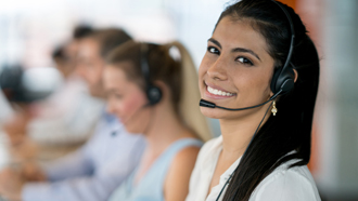 Assistente sorridente com auscultadores e microfone para atendimento ao cliente.